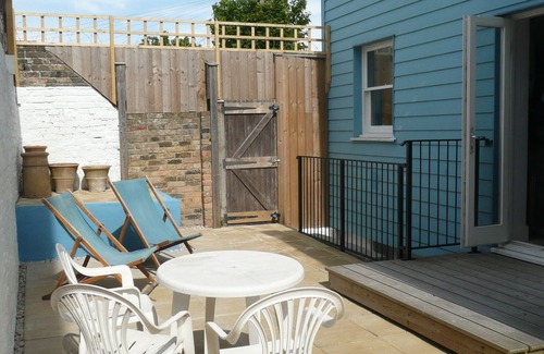 Margate House | Relaxed Margate cottage, minutes from the beach!
