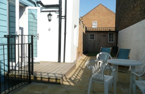 Margate House | Relaxed Margate cottage, minutes from the beach!
