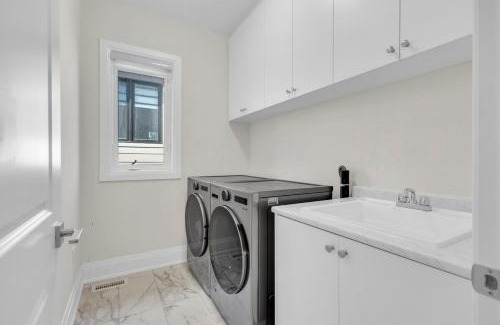 Oakville House | Relaxed Oakville Vacation Stay for 8 or more