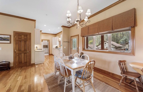 Whittier Condo | Relaxed Retreat with Premiere Location and Views, Only 6 Steps to Get In, Garage
