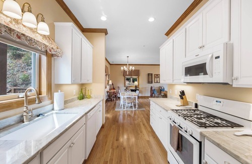 Whittier Condo | Relaxed Retreat with Premiere Location and Views, Only 6 Steps to Get In, Garage