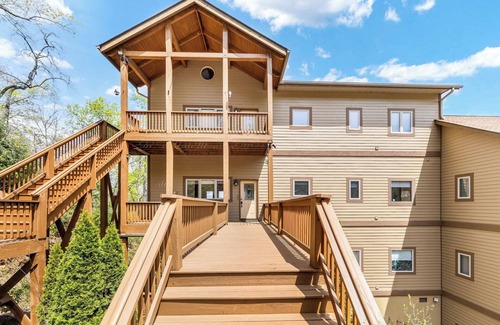 Whittier Condo | Relaxed Retreat with Premiere Location and Views, Only 6 Steps to Get In, Garage