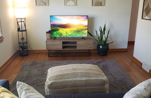 Camp Hill House | Relaxing 1-bedroom in a shared house Camp Hill with AC & working space