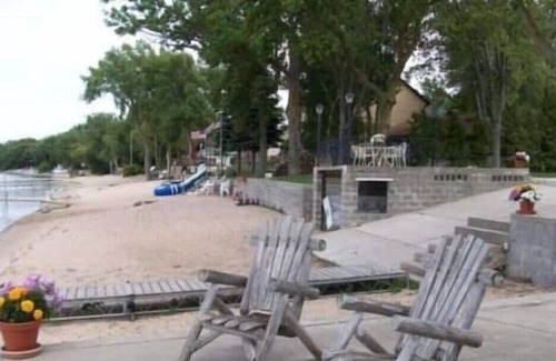 Dyckesville Condo | Relaxing 2-bdrm waterfront condo with fireplace!