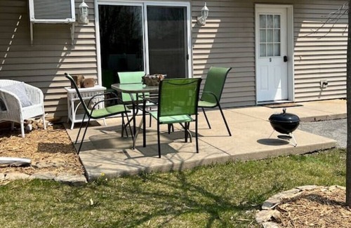 Dyckesville Condo | Relaxing 2-bdrm waterfront condo with fireplace!