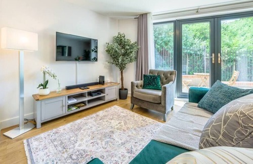 Redhill Condo | Relaxing 2 Bed 1 Bath Apt with patio in Redhill