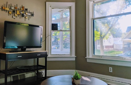 West Allis House | Relaxing 2-bed unit (pet -friendly)- 10 min from State Fair and Brewer's Stadium