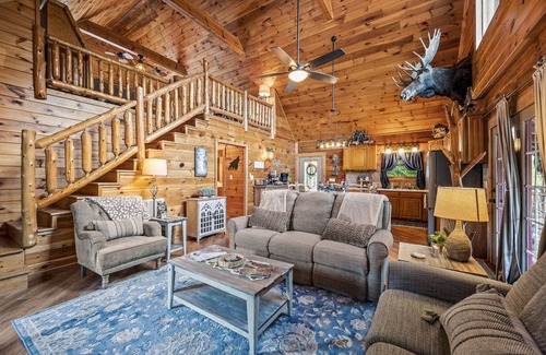 Sevierville Cabin | *Relaxing 2BDR Getaway! HOT TUB + Arcade + XBox*