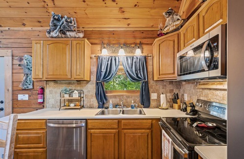 Sevierville Cabin | *Relaxing 2BDR Getaway! HOT TUB + Arcade + XBox*