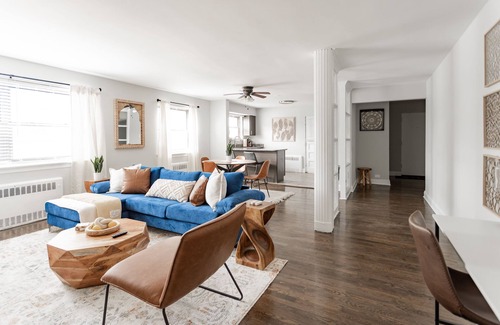 Rogers Park Apartment | Relaxing 2BR Apartment in Lively West Rogers Park