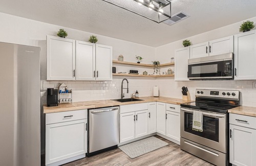 West San Antonio House | Relaxing 3BR Retreat Lackland BMT Riverwalk