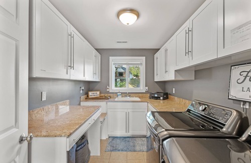 Lake Stevens House | Relaxing 4 bed, 4 bath, + private studio lakefront home on Lake Stevens!