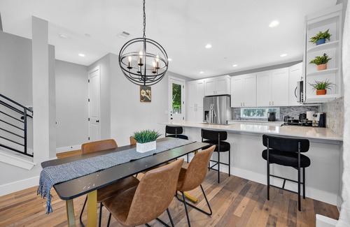 University Hills and Windsor Park House | Relaxing 4BR Stay - 5 Mins to DT - Quiet & Central!