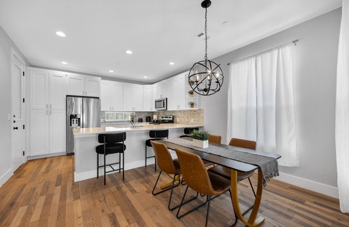 University Hills and Windsor Park House | Relaxing 4BR Stay - 5 Mins to DT - Quiet & Central!