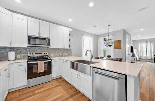 University Hills and Windsor Park House | Relaxing 4BR Stay - 5 Mins to DT - Quiet & Central!