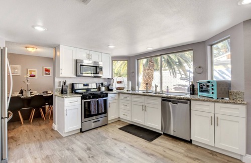 Paradise House | Relaxing 5bd/4ba + pool/spa/sauna, 10min to Strip