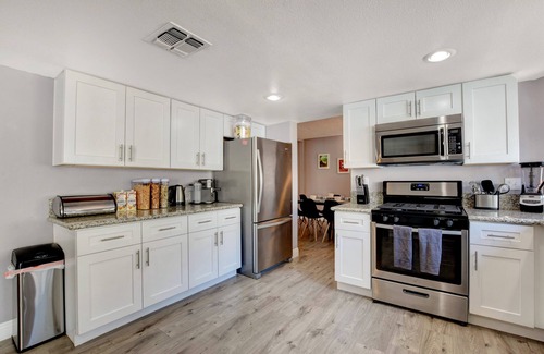 Paradise House | Relaxing 5bd/4ba + pool/spa/sauna, 10min to Strip