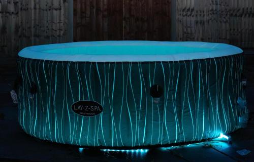 Acresford House | Relaxing 5BDR Retreat Hot Tub