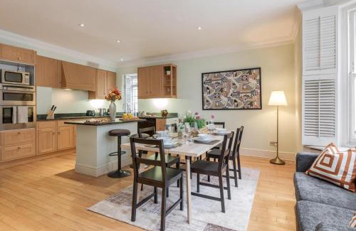 Abingdon Apartment | Relaxing and Spacious Kensington Apartment with Patio