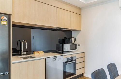 Mount Eden Apartment | Relaxing Apt Steps from Eden Park Zodiak Stays