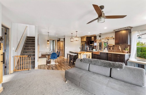 Gleneagle House | Relaxing Authentic Colorado Retreat w/Chic Art, 5 min to USAFA & Amenities