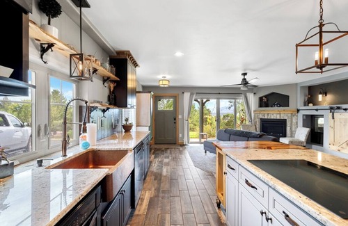 Gleneagle House | Relaxing Authentic Colorado Retreat w/Chic Art, 5 min to USAFA & Amenities