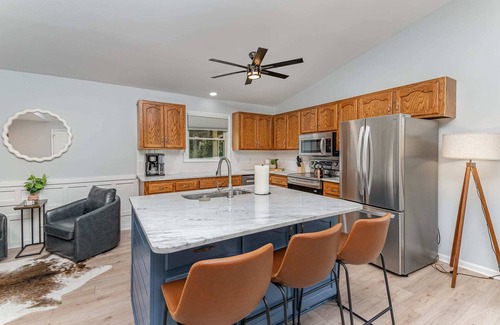 South Belmont House | Relaxing Belmont Escape: 4BR, 2.5BA, Pet-Friendly