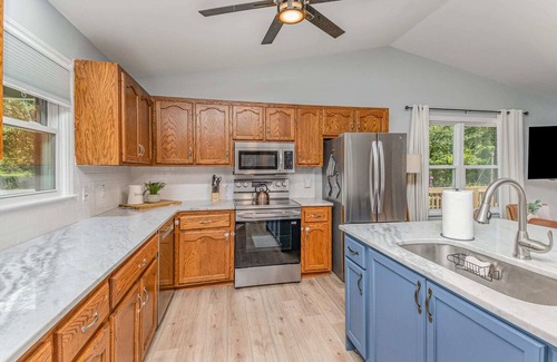 South Belmont House | Relaxing Belmont Escape: 4BR, 2.5BA, Pet-Friendly