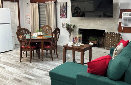 Modesto Apartment | Relaxing Cabin centrally located for visiting National Parks,Wineries,S.F. &more