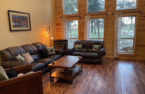 Denison House | Relaxing Cabin Getaway near Lake Texoma ~ your retreat awaits!