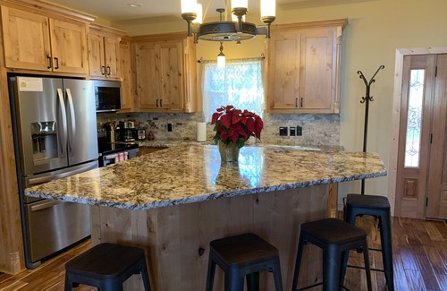 Denison House | Relaxing Cabin Getaway near Lake Texoma ~ your retreat awaits!
