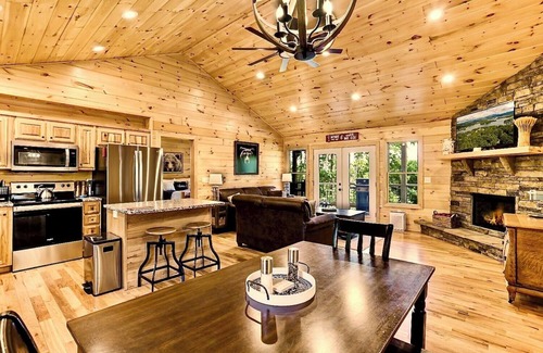 Murphy Cabin | Relaxing Cabin in Murphy, NC w/Long-range Views – Your Peaceful Escape Awaits!