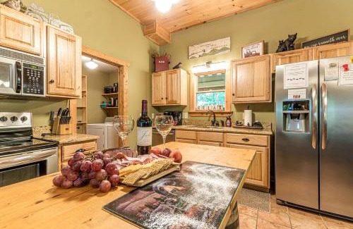 Sautee Nacoochee House | Relaxing Cabin with Screened Porch in Sautee Nacoochee, Georgia