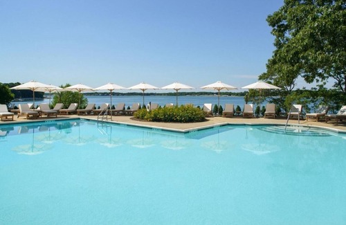 Shelter Island Heights House | Relaxing Cottages & Spacious Rooms w/Beach Access, Pool, Spa and Free Bikes