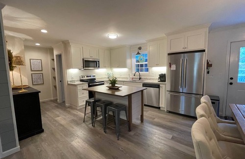 Dahlonega House | Relaxing Dahlonega Cottage with Hot Tub