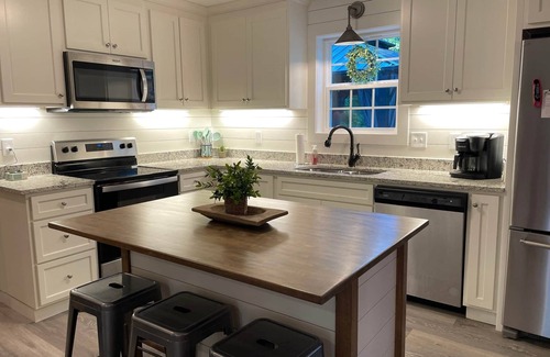 Dahlonega House | Relaxing Dahlonega Cottage with Hot Tub