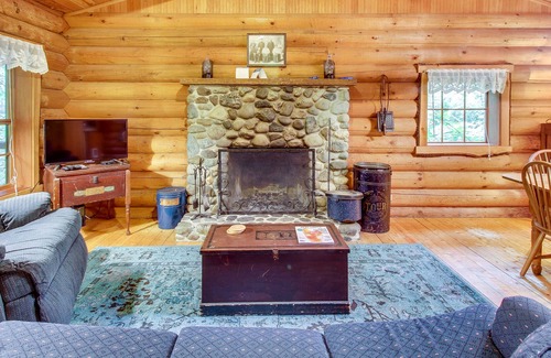 Greenbank Cabin | Relaxing, dog-friendly escape with private hot tub, covered porch & jetted tub