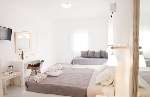Perissa House | Relaxing environment under trees with a swimming pool, a pool bar.