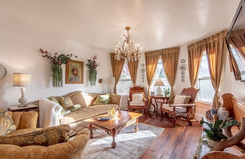 Burnsville House | Relaxing Farmhouse, pet friendly, walk to town