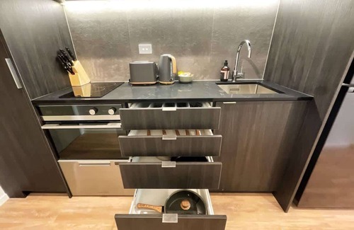 Newton Apartment | Relaxing Get Away Parkside CBD Studio, Pool & Gym