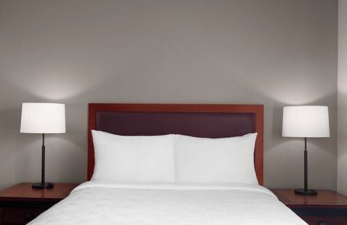 East Roseville Parkway Hotel | Relaxing Getaway! 4 Pet-Friendly Units! Close to Westfield Galleria!