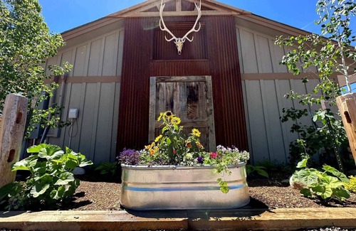 Oak Creek Apartment | Relaxing Getaway in our Rustic at Lodges of Oak Creek!