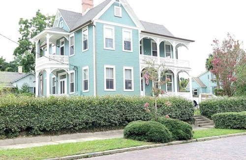Old East Hill Apartment | Relaxing Historic Suite Downtown | 12 min to Beach