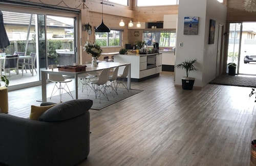 Papamoa Beach House | Relaxing home 5 mins walk from beach and shops