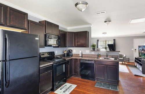 Paw Creek House | Relaxing Home Away from Home in the QC! - LaxStays