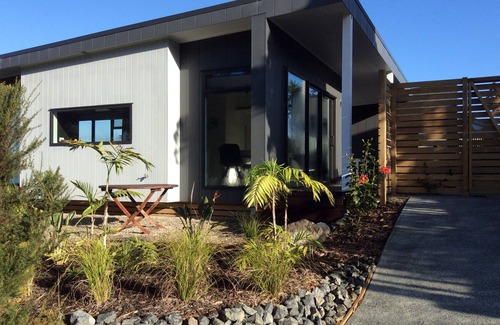 Russell House | Relaxing home with views over Matauwhi Bay and an easy walk to Russell township