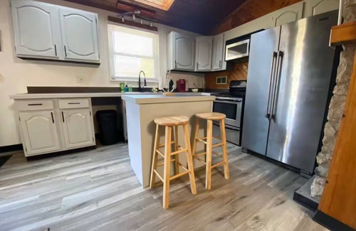 Port Clinton Apartment | Relaxing Hot Tub Oasis + Lake Town Escape