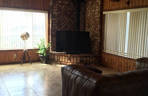Wofford Heights House | Relaxing Lake View House - Get away from the noise & bumper to bumper traffic!