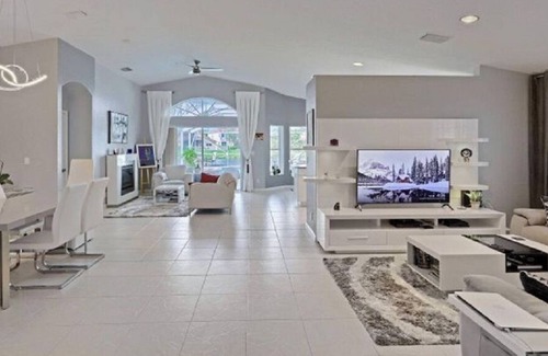 Lakefield South House | Relaxing Lakeside house in Banbury, Wellington