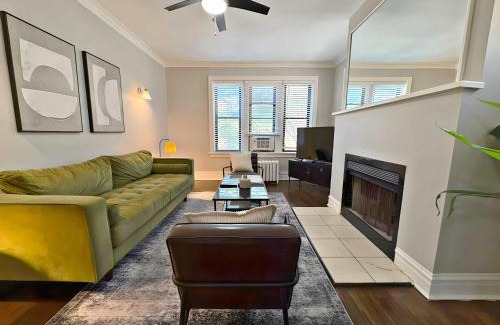 Boystown Apartment | Relaxing Lakeview Escape 2BR Apartment - Roscoe 35-2N